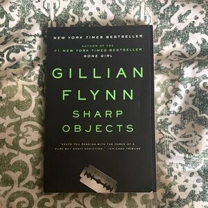 Sharp Objects by Gillian Flynn